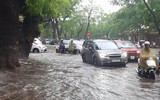 Hà Nội: Nhiều tuyến phố bị ngập do mưa lớn 